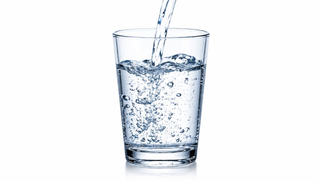  Garmiyon mein paani peene ke fayde aur hydration tips.